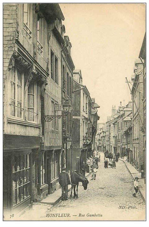 14 HONFLEUR. Rue Gambetta 1914 Jeune vendeur de journaux ambulant et Cheval