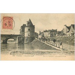 carte postale ancienne 86 CHATELLERAULT. Abreuvoir du Pont et Pêcheurs Quai Abattoir 1906