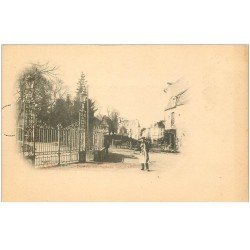 carte postale ancienne 86 CHATELLERAULT. Entrée du Square vers 1900