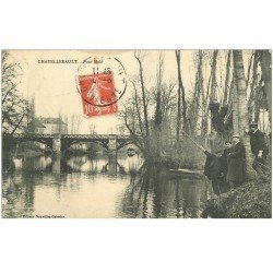 carte postale ancienne 86 CHATELLERAULT. Pêcheur près du Pont Molé 1909 et le Photographe de la carte postale avec barbichette