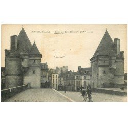 carte postale ancienne 86 CHATELLERAULT. Tours du Pont Henri IV 1920