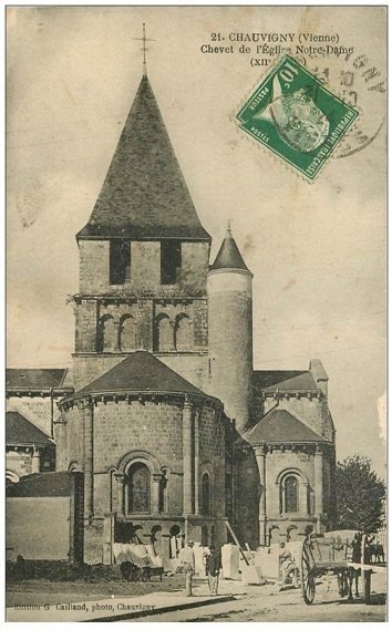 carte postale ancienne 86 CHAUVIGNY. Tailleurs de Pierres au chevet Eglise Notre Dame 1924 Vieux Métiers