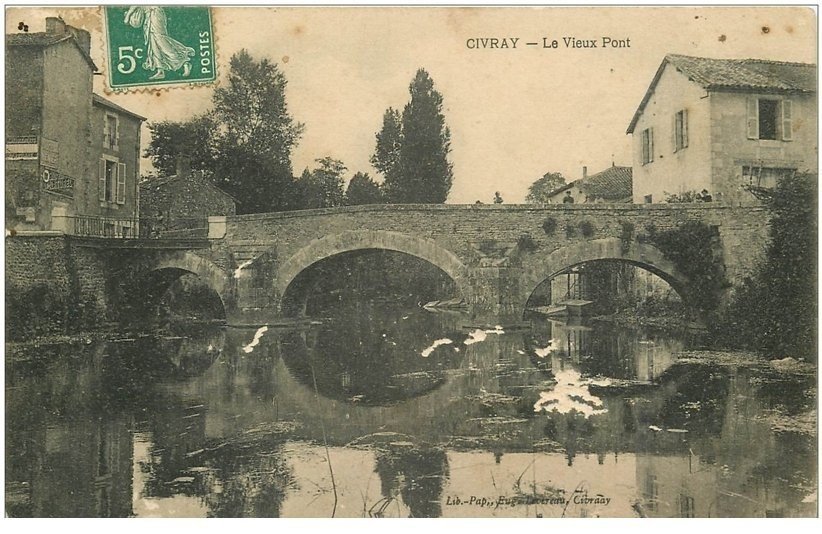 carte postale ancienne 86 CIVRAY. Le Vieux Pont 1908 quelques blancs...