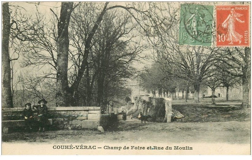 carte postale ancienne 86 COUHE VERAC. Champ de Foire et Rue du Moulin 1921 Commune de Ceaux