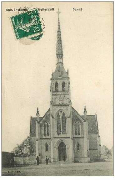 carte postale ancienne 86 DANGE SAINT ROMAIN. Eglise et son Clocher 1912 animation