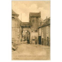 carte postale ancienne 86 LA ROCHE POSAY LES BAINS. Porte de Ville animation