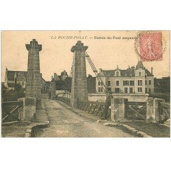carte postale ancienne 86 LA ROCHE POSAY. Personnage Entrée du Pont suspendu 1908