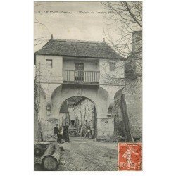 carte postale ancienne 86 LEUGNY. Personnages Entrée ancien Château 1912
