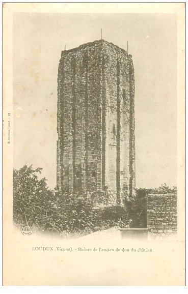 86 LOUDUN. Donjon du Château 1903. Fiche collée verso avec un des Premier Timbre photocopié 1 centime