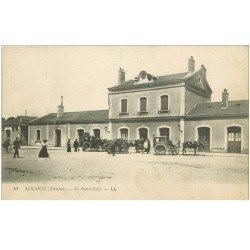 carte postale ancienne 86 LOUDUN. La Gare 1917 Fiacres et Diligence