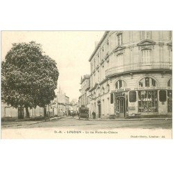 carte postale ancienne 86 LOUDUN. Rue Porte de Chinon et Diligence Hôtel de la Poste. Armurerie Dupouet poudre pour Chasse