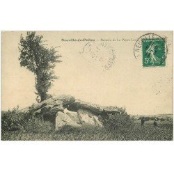 carte postale ancienne 86 NEUVILLE DE POITOU. Dolmen de la Pierre Levée 1911avec personnages