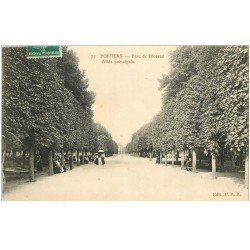 carte postale ancienne 86 POITIERS. Allée principale du Parc de Blossac 1912