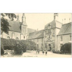 carte postale ancienne 86 POITIERS. Cour Honneur du Lycée avec Etudiants vers 1900