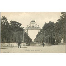 carte postale ancienne 86 POITIERS. Entrée de Blossac avec Facteur barbu et sa boîte de courriers en bois et cuir