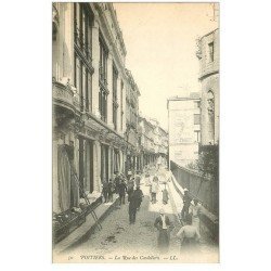 carte postale ancienne 86 POITIERS. La Rue des Cordeliers avec Etalgiste sur échelle