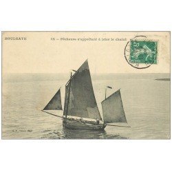 carte postale ancienne 14 HOULGATE. Pêcheurs s´apprêtant à jeter le chalut 1909