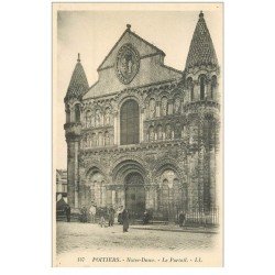 carte postale ancienne 86 POITIERS. Portail de Notre Dame animation