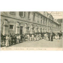 carte postale ancienne 86 POITIERS. Quartier Dalesme 20 Artillerie le Pansage des Chevaux 1917 Militaires et Soldats
