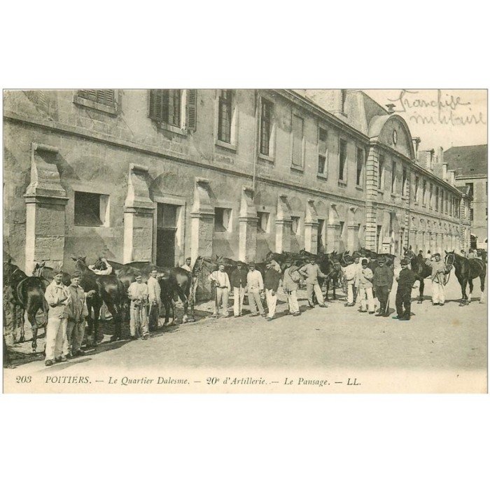 Carte Postale Ancienne 86 Poitiers Quartier Dalesme Artillerie Le Pansage Des Chevaux 1917 Militaires Et Soldats