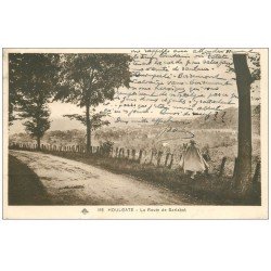 carte postale ancienne 14 HOULGATE. Route de Sarlabot femme avec chien 1934