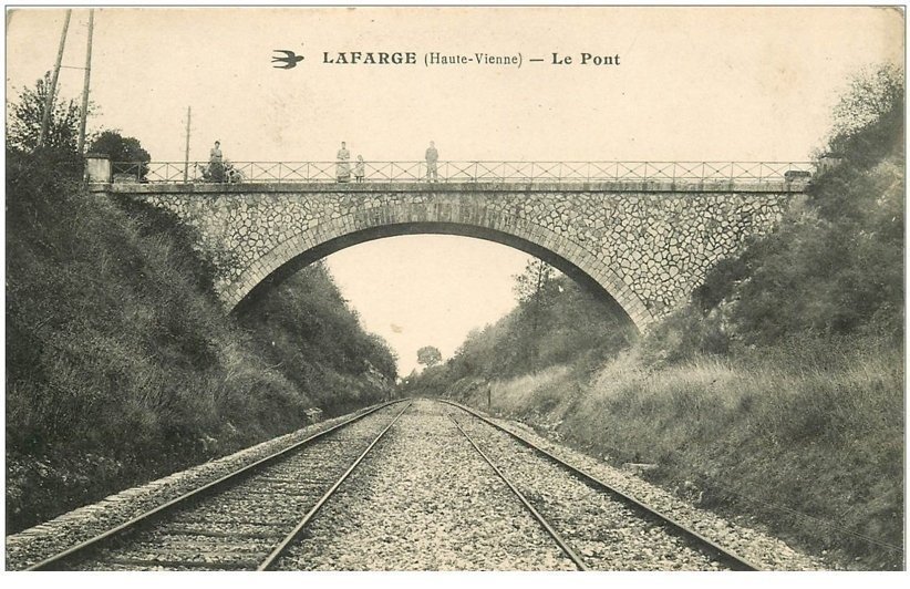 carte postale ancienne 87 LAFARGE. Personnages sur le Pont