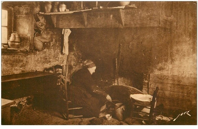 carte postale ancienne 87 LE LIMOUSIN. Les Caletous. Femme préparant la soupe à la Cheminée de la Ferme