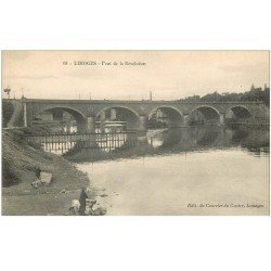 carte postale ancienne 87 LIMOGES. Lavandières Laveuses Pont de la Révolution