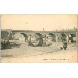 87 LIMOGES. Pont de la Révolution Porteur de fagots et Nettoyeuse des rigoles vers 1900