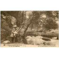 carte postale ancienne 87 SAINT LEONARD. Couple au Bois des Amoureux 1929