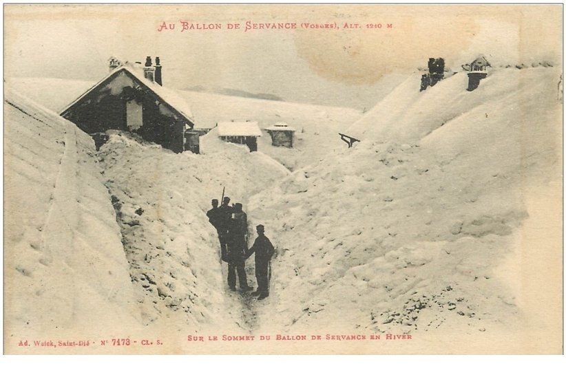 carte postale ancienne 88 AU BALLON DE SERVANCE. Douaniers sur le Sommet dans la Neige