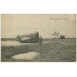 carte postale ancienne 14 ISIGNY-SUR-MER. Le Phare et bateau échoué