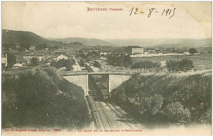 carte postale ancienne 88 BRUYERES EN VOSGES. Gare avec Train et Quartier Artillerie 1915