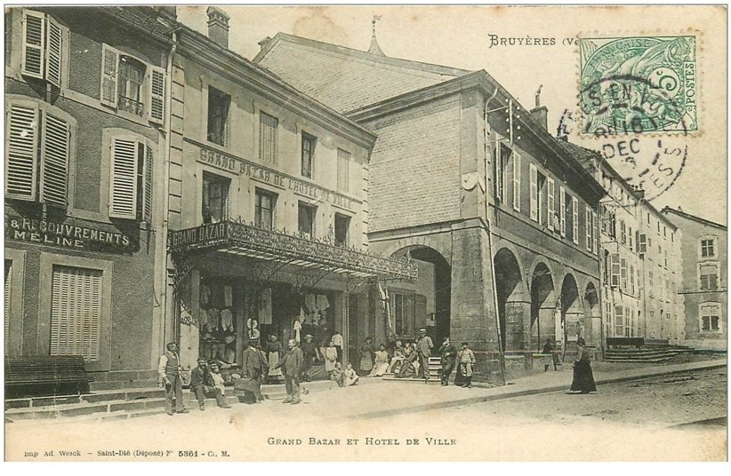 carte postale ancienne 88 BRUYERES EN VOSGES. Grand Bazar et Hôtel de Ville 1906