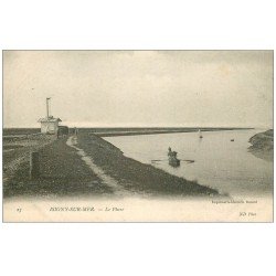 14 ISIGNY-SUR-MER. Le Phare et Pêcheurs