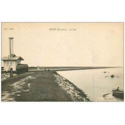 carte postale ancienne 14 ISIGNY-SUR-MER. Le Phare et Pêcheurs. Le Feu