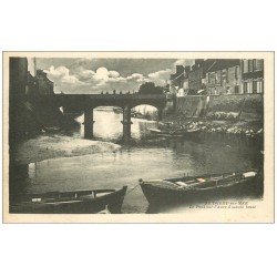 carte postale ancienne 14 ISIGNY-SUR-MER. Le Pont sur l'Aure avec Pêcheurs le soir