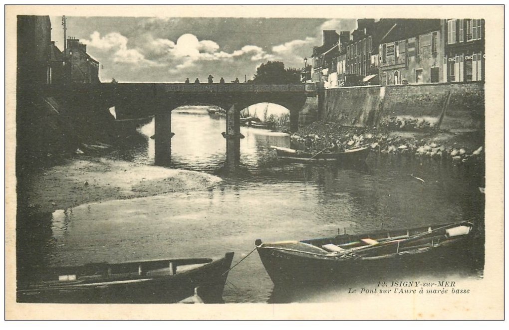 carte postale ancienne 14 ISIGNY-SUR-MER. Le Pont sur l'Aure avec Pêcheurs le soir
