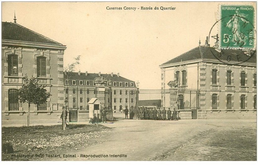 carte postale ancienne 88 EPINAL. Entrée du Quartier Caserne Courcy 1913 Militaires et Sentinelles en guérite