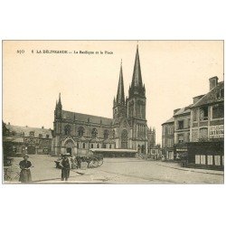 carte postale ancienne 14 LA DELIVRANDE. Basilique et Place