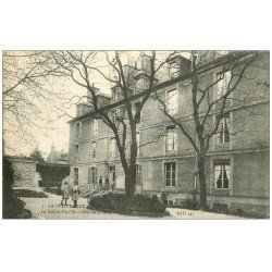 carte postale ancienne 14 LA DELIVRANDE. Cour de la Sainte-Famille 1917