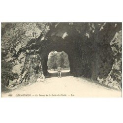 carte postale ancienne 88 GERARDMER. Promeneur au Tunnel de la Roche du Diable