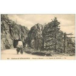 carte postale ancienne 88 GERARDMER. Promeneurs au Tunnel de Schlucht route de Munster