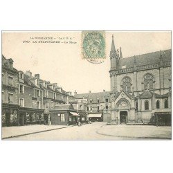carte postale ancienne 14 LA DELIVRANDE. La Place 1906 Hôtel de la Basilique