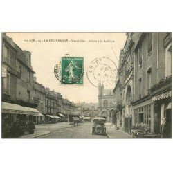 carte postale ancienne 14 LA DELIVRANDE. Voiture Tacot sur Grande Rue 1916
