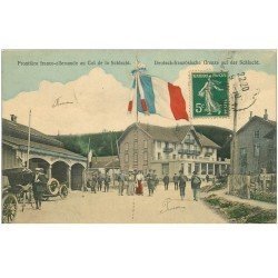 carte postale ancienne 88 LA SCHLUCHT. Frontière franco allemande au Col 1912 avec voiture ancienne et Drapeau tricolore