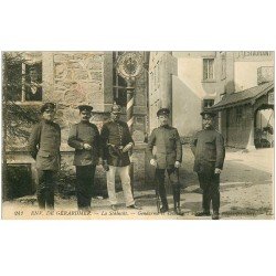 carte postale ancienne 88 LA SCHLUCHT. Gendarmes et Douaniers au Poteau Frontière