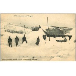 carte postale ancienne 88 LE BALLON D'ALSACE. Ferme la Jumenterie entrée sous la Neige 1913 avec Douaniers
