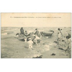 carte postale ancienne 14 LANGRUNE-SUR-MER. Jeunes Marins aidant à la mise à l'eau Barque de Pêcheurs