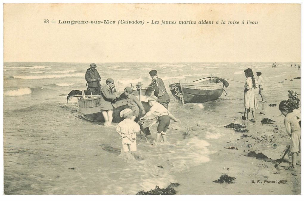 carte postale ancienne 14 LANGRUNE-SUR-MER. Jeunes Marins aidant à la mise à l'eau Barque de Pêcheurs